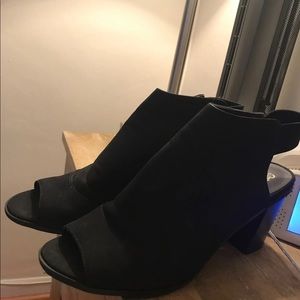 Black heel shoes
